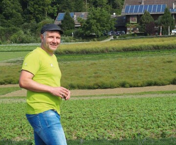 Der Tftler Lukas Studer baut im Freiland unter kologischen Bedingungen Kruter an. 