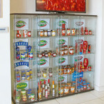 In dieser Vitrine wird die Vielfalt der Marken für Ketchup, Gurken, Mix-Salate und andere Produkte von Agros Nova im Rahmen der Maspex- Gruppe präsentiert.