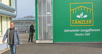 Harald (l.) und Markus (r.) Tnzler beliefern Marktgrtner und Wochenmarktbeschicker mit Gemsejungpflanzen. 