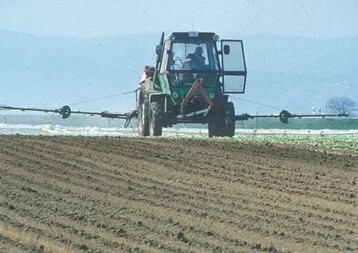 Nach der Applikation mit Dngerstreuern werden Phosphat, Kalium und Magnesium nur in
geringem Umfang wasserlslich gebunden; das Auswaschungsrisiko ist niedrig.