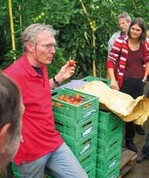 Die Ausführungen von
Thomas Sannmann zum
Anbau von samenfesten
Tomatensorten von Kultursaat
verfolgten die Teilnehmern
aufmerksam und interessiert.