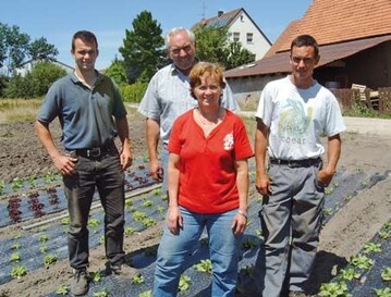 Heinz und Elisabeth mit den Shnen Herbert und Bernd: Obwohl alle
Familienmitglieder, samt Groeltern und knftiger Schwiegertchter
mitarbeiten,
geht es ohne Saison-Krfte nicht. Und mit ihnen haben wir
zunehmend Probleme, sagt Heinz Lehneis.