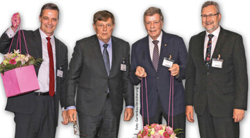 (v.l.n.r.) Frank Werner ist der neue und Michael J. Baumeister ist der scheidende Vorsitzende des Aufsichtsrats der Gartenbau-Versicherung (GV). Der Dank galt Bernd Werner fr 47 Jahre als Mitgliedervertreter im Ehrenamt fr die Gartenbau-Versicherung, an seiner Seite Manfred Klunke, der Vorsitzende des GV-Vorstands.