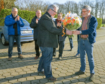 Die sehr informative Fhrung Theo Germes (r.) durch seinen Betrieb belohnten die Vorstandsmitglieder der Gemse-Selbstvermarkter e.V. Wilhelm Bck (Mitte vorn), Gerhard Kiemle (ganz links) und Ralf Mergenthaler Mitte (hinten) mit einem Blumenstrau.