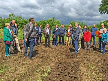 Behördenvertreter aus dem Bereich Pflanzenschutz tauschten sich über offene Fragen zum integrierten Pflanzenschutz auf dem Feld im Betrieb Dirk Beckedorf in Reinbek aus.