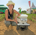 Wenn Roboter wie der OZ 440 von Naïo so schön präsentiert werden (a) ... er fährt selbsttätig durch die Reihen, räumt Unkraut aus, dass es staubt, macht ganz weit weg vom Betrachter die Wende und (b) justiert zwischen den roten Stangen für die nächste Einfahrt.