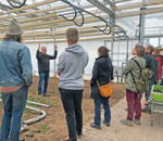 Die Bewirtschaftungsweise ist im Gemüsebau genauso vielfältig wie die Kulturen selbst. Wer eine Ausbildung im Gemüsebau macht, muss wissen, wie der Anbau im Freiland und Gewächshaus funktioniert. Dr. Norbert Laun vom DLR hat den Azubis genau erklärt, was es mit Energieschirmen, Cabrio-Gewächshäusern und der Belüftung auf sich hat.
