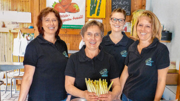 Christa Peter mit ihrem Hofladen-Team. Von links: Erna Brendler, Christa Peter, Stefanie Ihra, Claudia Wei.