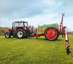 Unmissverständlich verkündet die Aufschrift auf dem Tank, dass hier Komposttee ausgebracht wird.