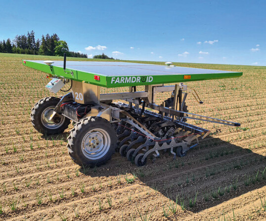 Farmdroid hat 2020 schon 1000 ha beackert. Er wurde bereits in Zucker- und Futterrüben, Rote Beete, Zwiebeln, Koriander, Kohl und Spinat eingesetzt.