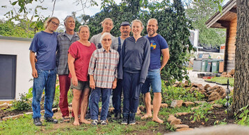 Annette (3. v. l.) und Johannes Heidingsfelder (2. v. l.) mit ihren vier Kindern Johanna, Jakob, Jan und Jonathan, Mutter Gerlinde Sturm und dem langjhrigen Mitarbeiter Bronek. 