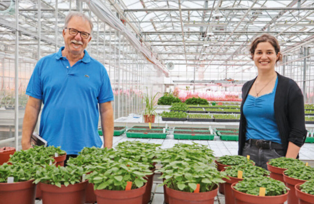 Klemens Holz (l.) und Dr. Melanie Molnar sind bei Enza Zaden Experten für Kräuter.