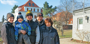 (v.l.n.r.) Wir heien Plnitz: Die ganz jungen Susan und Holger mit Sohn Paul und die noch jungen Mitglieder der Familie Plnitz, Gunter und Ramona, managen ihren Gemsebaubetrieb erfolgreich miteinander.