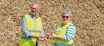 Josef Gramann und Ulrike Fockenberg vor dem Rohstoff Holzhackschnitzel, aus dem die Substratfaser Lignofibre hergestellt wird.