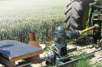 1 Bohrlochwellenpumpe mit Schlepperantrieb