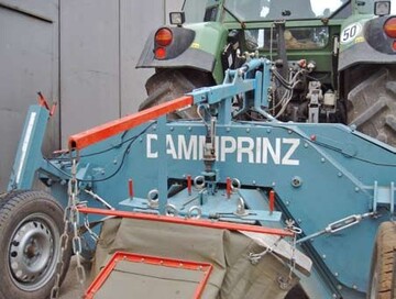 Kleinste Abweichungen vom Sollwert werden sofort erkannt und ber die
Hubwerksregelung automatisch korrigiert. Neben einer besseren Dammaufschttung
vermindert dieses exakte Arbeiten den Gerteverschlei und
reduziert den Treibstoffverbrauch.