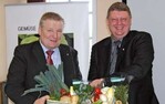 Sein Grußwort, auch stellvertretend für seine Ministerkollegen
der anderen norddeutschen Länder, nutzte Hans-Heinrich
Ehlen (l.), Landwirtschaftsminister, die von seinem Haus entwickelten
Leitlinien für den Gartenbau in Niedersachsen vorzustellen.
Wolfgang Mählmann (r.) überreicht die „Vitamine“.