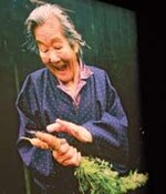 Mit dem „Zyklus des Lebens“
nimmt sich die Ausstellung
menschlichen Alterungsprozessen
und der Langlebigkeitsforschung
an. Hundertjährigen
ist eine Fotoschau
gewidmet.