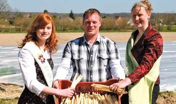 (v.l.n.r.) Spargelherzogin Aenne, Betriebsleiter Stefan Schultz und die
amtierende Spargelknigin Corinna I bei der Erffnung der Spargelsaison
Schleswig-Holstein im vorigen Jahr.