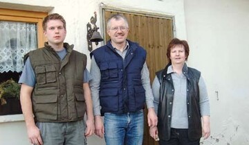 (v.l.) Johannes, Siegfried und Angelika Tiefel verkaufen fast ein Drittel ihrer
Spargelernte im Verkaufsraum am Hof.