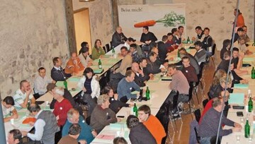 Im angenehmen Ambiente eines ausgebauten alten Gebudes fand krzlich eine groe Gemsebautagung
in Villigen statt; man beachte die Werbung fr Mhren!