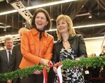 Bundeslandwirtschaftsministerin Ilse Aigner (l.) eröffnete mit
Eva Kjaer Hansen, dänische Ministerin, für Ernährung, Landwirtschaft
und Fischerei, die Messe.