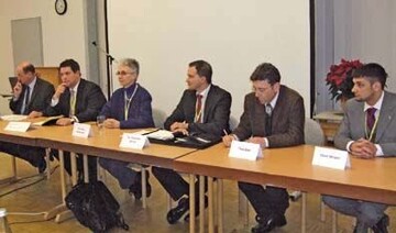 Im Podium diskutierten Vertreter aus Anbau, Handel, Verbänden
und Verwaltung die Konsequenzen aus der veränderten EG-Vermarktungssnormen
bei Obst und Gemüse.