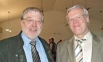 Unterfranken meets Niederbayern: Sinnvollerweise fand die Informationsveranstaltung
der Veitshöchheimer LWG nahe der Industriegemüsebauflächen
im niederbayerischen Landshut statt; (v.l.)
Anton Magerl, Präsident der LWG, Veitshöchheim, und Reinhard
Kindler, Leiter des Gartenbauzentrum Süd-Ost, Landshut