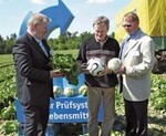 Minister Hans-Heinrich Ehlen,
„Fußballlegende“ Sepp Maier
und Gerhard Schulz präsentieren
die Qualitätsgemüse
im Gemüsebaubetrieb
Reymers
in Hamburg.