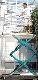 1a So komfortabel wie mit diesem Scherenhubwagen in einem hochmodernen
niederländischen hohen Gewächshaus kann nicht jeder Betrieb
Höhen bewältigen.