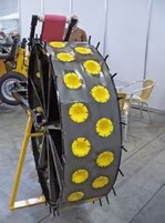 Ein doppelreihiges Pflanzband für
Spargel hat Schiebel im Angebot.