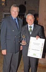 ZVG-Ehrenpräsident Karl
Zwermann wurde mit der
Theodor-Hensen-Medaille
des vlf ausgezeichnet (v.l.):
vlf-Präsident Peter Seidl und
ZVG-Ehrenpräsident Karl
Zwermann.