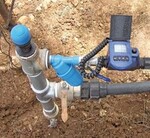 Bauteile der Kopfeinheit einerTropfbewässerunganlage
am Feldrand
– zu erkennen sind der
Hauptabsperrhahn, ein Be-/Entlüftungsventil,
der Filter, ein
Absperrhahnund
ein Steuergerät
mit Magnetventil.