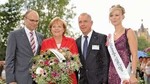 Ministerpräsident Erwin Sellering, Bundeskanzlerin Angela
Merkel, ZVG-Präsident Heinz Herker und die Deutsche Blumenfee
Victoria Salomon, die der Kanzlerin einen sommerlichen Blumenstrauß
überreichte als Gruß der Gärtnerinnen und Gärtner.