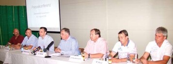 Sie traten fr die neu gegrndete Interessengemeinschaft Rucola-Anbauer Pfalz vor die Presse und
stellten die Internetseite www.ig-qualitaetsrucola-pfalz.de (oben) der ffentlichkeit vor: die Anbauer
Dieter Orth (l.), Walter Schmitt (2.v.l.), Ulrich Hrtel (4.v.l.), Uwe Beutelmann (5.v.l.), Mathias Nied
(6.v.l.), und Thomas Schick (r.) sowie Medienberater Bjrn Wojtaszewski (3.v.l.)