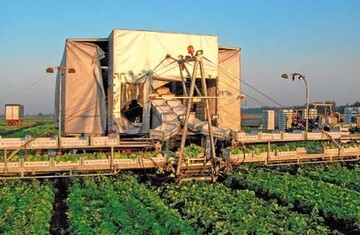 1a + b Die Arbeitspltze auf diesem
groen Erntefahrzeug sind
vielfltig, und mssen optimal
geplant werden. Arbeitsplanung
bedeutet nicht nur hier Zeiteinteilung.
