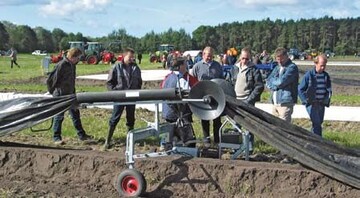 Vorgefhrt und prsentiert wird eine breite Angebotspalette fr den Spargelund
Erdbeeranbau. Zur Maschinenvorfhrung mit Ausstellung erwarten die
Veranstalter in Fuhrberg groe Resonanz aus dem In- und Ausland.