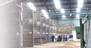 Große Bunker, so genannte Fertiglagerboxen, für die Lagerung
der Erden und Substrate im Erdenwerk von Heinrich Strenge