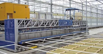 Dieser Shuttle stellt die Kisten automatisch im Gewchshaus ab und transportiert diese auch wieder
zurck in die groe Halle.