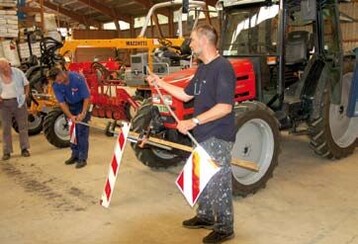 Geht! Signalisieren dem Gegenverkehr deutlich grere Breiten:
PVC-Rohre mit rot-weier Fahne, eingesteckt in ein Wasserrohr;
der Hubarm der Fronthydraulik wird ebenfalls mit einer rotweien
Tafel markiert.