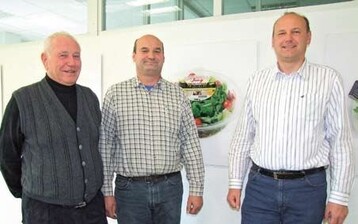 (v.l.n.r.) Hermann Jung und seine Shne Dieter und Klaus bedienen mit
ihrem Unternehmen Gartenfrisch Jung seit 25 Jahren den Markt mit
Gemse- und Salat-Convenience-Produkten.