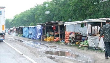 Ein wesentlicher Absatzweg fr
Gemseprodukte in der Ukraine
ist der Straenhandel; kilometerlang
sumen Verkaufsstnde die
Straen.