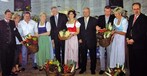 Sie gaben alle dem Knoblauchsländer Tag der offenen Tür die Ehre: Gerhard
Völkel, Kreisobmann des Bayerischen Bauernverbandes (BBV), Eva und
Peter Scherzer, Annemarie Biechl, Landesbäuerin des BBV, Bundesminister
Horst Seehofer, Eva Boss, Knoblauchsländer Spargelprinzessin, Jürgen
Ströbel, BBV-Vizepräsident, Dr. Ulrich Maly, Nürnberger Oberbürgermeister,
Renate Höfler, Kreisbäuerin im BBV, Dr. Thomas Bauer,
Regierungspräsident von Mittelfranken.
