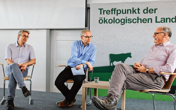 In einer Podiumsdiskussion diskutierten Bioland-Prsident Jan Plagge (l.) und Carl-Christian von Plate von der DLG (r.) ber konventionelle und kologische Landwirtschaft. 