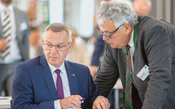 Präsident Jürgen Mertz (ZVG) (l.) und Wilhelm Böck, Vizepräsident und stellvertretender Vorsitzender der Bundesfachgruppe Gemüsebau. Mertz wurde in die Zukunftskommission Landwirtschaft berufen und vertritt dort den gartenbaulichen Anbau.