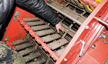Hier wurde die Abdeckung entfernt, um eine Strung zu beseitigen. Das ist gefhrlich und deshalb verboten. Bei laufender Maschine wrde der Arm eingezogen werden. 