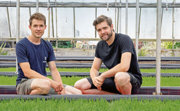Ken Dohrmann (links) und Julian Engelmann sind die ersten regionalen Seespargel-Farmer Deutschlands. 