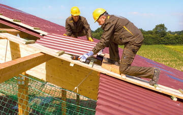 Vorbildliche Arbeitsweise: Es werden Laufbohlen verwendet und unter der Dachhaut sowie an den Absturzkanten sind Auffangnetze gespannt. Bohlen und Netze sind ebenso bei Reparaturarbeiten auf alten Dchern zu verwenden. 