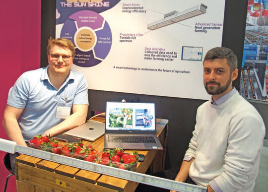 Tim Schfer (l.) und Evgeny Gubin haben LED-Chips fr den Gartenbau entworfen.