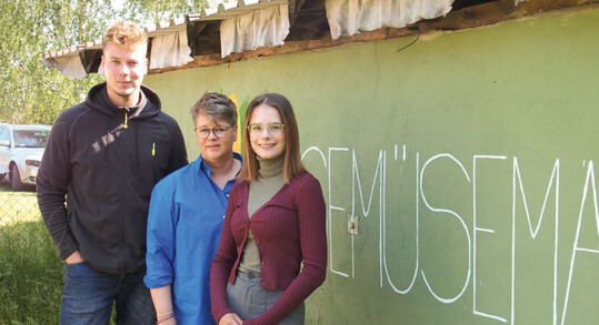 Mutter Verena Heitsch (Mitte) mit Sohn Lucas und seiner Freundin Anna Plcker.
